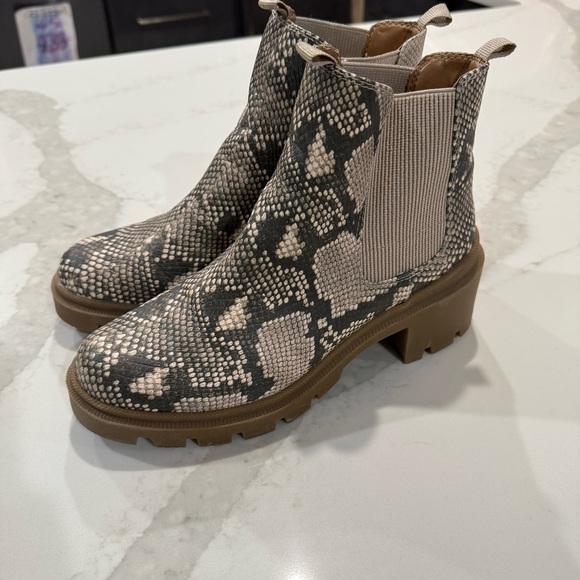 Universal Thread Shoes - Universal Threads Snakeskin Slip On Chelsea Boots Women’s 8.5 Tan Combat Chunky